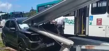 CARRO COLIDE COM PONTO DE ÔNIBUS NA AVENIDA PARALELA E PROVOCA TRÂNSITO INTENSO EM SALVADOR