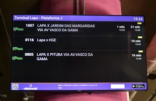 ESTAÇÃO DA LAPA RECEBE PAINÉIS COM INFORMAÇÕES DOS ÔNIBUS EM TEMPO REAL