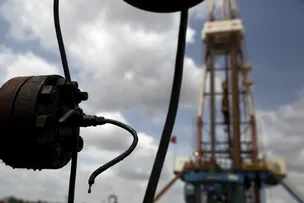 PETRÓLEO ULTRAPASSA US$115 APÓS ATAQUES A INSTALAÇÕES ENERGÉTICAS NO ORIENTE MÉDIO