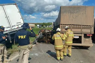 ENGAVETAMENTO ENVOLVENDO CARRETA DEIXA UMA PESSOA MORTA E SEIS FERIDOS NA BR-324