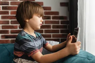 USO PRECOCE DE TELAS COMPROMETE ETAPAS ESSENCIAIS DO DESENVOLVIMENTO INFANTIL