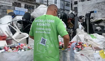 COOPERATIVAS TRANSFORMAM MATERIAIS RECICLÁVEIS DO CARNAVAL EM FONTE DE RENDA