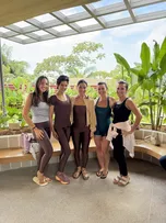 EXPERIÊNCIA EXCLUSIVA DE YOGA EM MEIO À NATUREZA NATIVA REÚNE CONVIDADOS NO CAMINHO DAS ÁRVORES