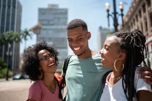 MOVER OFERECE 50 MIL BOLSAS DE IDIOMAS GRATUITAS PARA PESSOAS NEGRAS