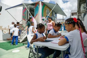 CAMINHÃO LITERÁRIO ESPALHA LIÇÕES SOBRE SUSTENTABILIDADE EM ESCOLAS PÚBLICAS DE SALVADOR