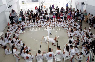 SHOPPING CELEBRA ANIVERSÁRIO DE SALVADOR COM AÇÃO ESPECIAL E APRESENTAÇÃO DE CAPOEIRA