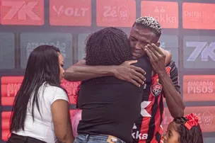SUPERAÇÃO: ANDERSON PATO RELEMBRA PASSADO COMO AJUDANTE DE PEDREIRO EM APRESENTAÇÃO NO VITÓRIA