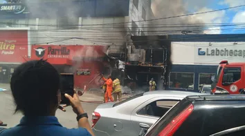 INCÊNDIO DE GRANDES PROPORÇÕES ATINGE LOJAS NO CAMINHO DE AREIA, EM SALVADOR