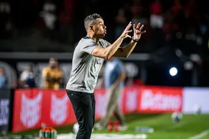 TÉCNICO JAIR VENTURA DESTACA POSTURA DO VITÓRIA E PEDE CONSTÂNCIA NO BRASILEIRÃO