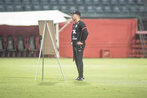 VITÓRIA CORRE CONTRA O TEMPO PARA CONTRATAR REFORÇOS ANTES DO FIM DA JANELA DE TRANSFERÊNCIAS