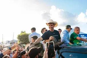 FLÁVIO BOLSONARO CRITICA GOVERNO E DIZ QUE AGRO É “TRATADO COMO LIXO” DURANTE A AGRISHOW
