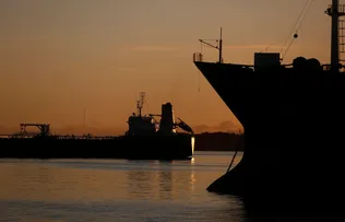 EUA INTERCEPTAM TRÊS PETROLEIROS IRANIANOS EM ÁGUAS ASIÁTICAS, DIZ JORNAL