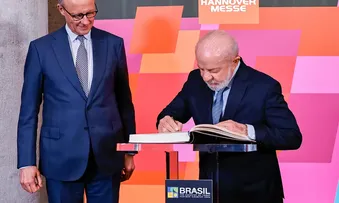 LULA DIZ QUE BRASIL “CANSOU DE SER TRATADO COMO TERCEIRO MUNDO” EM FEIRA NA ALEMANHA