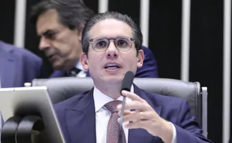 HUGO MOTTA CONVOCA SESSÃO PARA ACELERAR PEC QUE REDUZ JORNADA DE TRABALHO