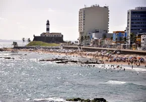 PRAIA DO FAROL DA BARRA TEM DESPEJO DE ESGOTO APÓS CHUVAS EM SALVADOR; ENTENDA