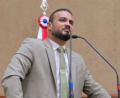 DEPUTADO CRITICA SISTEMA E DEFENDE MEMÓRIA DE CLEZÃO DURANTE HOMENAGEM NA AL-BA