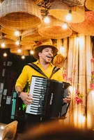 HERICO OLIVER GRAVA NOVO AUDIOVISUAL COM CASA CHEIA NO RIO VERMELHO