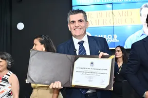 CÔNSUL RECEBE TÍTULO DE CIDADÃO SOTEROPOLITANO