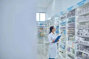 ENTRE O BALCÃO E O CUIDADO CLÍNICO: O PAPEL CRESCENTE DO FARMACÊUTICO NA SAÚDE PÚBLICA