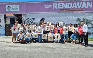 OFICINA DE ECONOMIA CIRCULAR CAPACITA MORADORES DE DIAS D’ÁVILA A TRANSFORMAR PLÁSTICO EM ARTE PARA GERAR RENDA