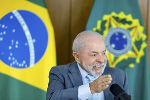 LULA REAFIRMA CANDIDATURA À PRESIDÊNCIA
