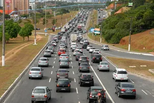 ACIDENTE NA AVENIDA PARALELA PROVOCA CONGESTIONAMENTO EM SALVADOR NESTA SEXTA (17)