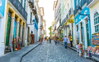 TURISMO DA BAHIA CRESCE POR 3 ANOS E BATE RECORDE DE 211 MIL ESTRANGEIROS EM 2025