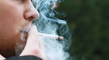 GOVERNO APROVA LEI QUE IMPEDE VENDA DE CIGARRO A NASCIDOS APÓS 2009