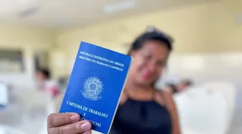 MUTIRÃO LEVA SERVIÇOS À POPULAÇÃO EM SITUAÇÃO DE RUA EM SALVADOR