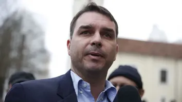 FLÁVIO BOLSONARO PEDE UNIÃO E RACIONALIDADE APÓS CONFLITO NO PL