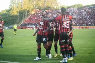COM AUTORIDADE, VITÓRIA FAZ 2X0 NO SÃO PAULO NO BARRADÃO E SOBE NA TABELA DO BRASILEIRÃO
