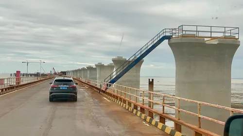 NAVIO CHINÊS TRAZ 800 TONELADAS DE CARGA PARA CONSTRUÇÃO DE UMA PLATAFORMA NA PONTE SALVADOR–ITAPARICA
