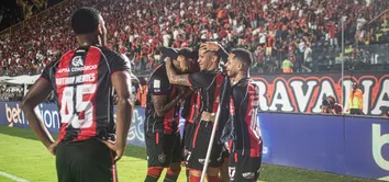 VITÓRIA GOLEIA O CORITIBA E SALTA NA TABELA DO BRASILEIRÃO