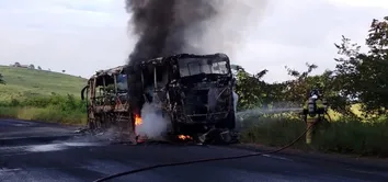 ÔNIBUS PEGA FOGO NA BR-110 NA REGIÃO METROPOLITANA DE SALVADOR E INTERDITA TRECHO