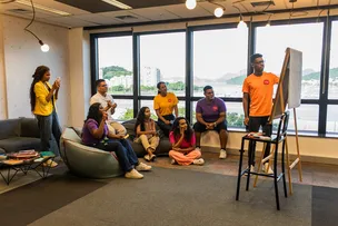 COLETIVO COCA-COLA JOVEM ABRE 10 MIL VAGAS GRATUITAS COM CAPACITAÇÃO PROFISSIONAL, ACESSO A CURSO DE INGLÊS E CONEXÃO COM O MERCADO DE TRABALHO