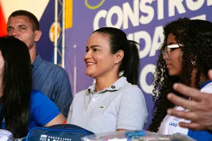 DÉBORA REGIS CONFIRMA REAJUSTE PARA PROFESSORES de 5,4% E ENTREGA NOVOS FARDAMENTOS EM LAURO DE FREITAS