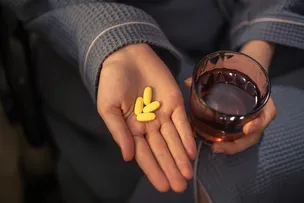 MISTURA DE MEDICAMENTOS COM BEBIDA ALCOÓLICA PODE CAUSAR REAÇÕES GRAVES E ATÉ RISCO DE MORTE