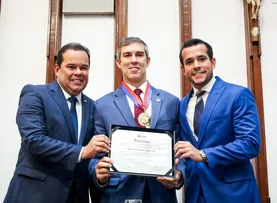 VICE-GOVERNADOR ENALTECE TRABALHO DE MARCELO WERNER À FRENTE DA SSP DURANTE ENTREGA DA COMENDA DOIS DE JULHO