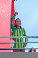 IVETE SANGALO GRAVA COMERCIAL EM TRIO ELÉTRICO NO FAROL DA BARRA