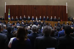 LULA E ALCOLUMBRE FICAM LADO A LADO EM POSSE DE MINISTROS NO TSE