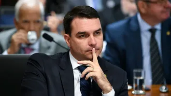 REUNIÃO ENTRE FLÁVIO BOLSONARO E TRUMP AINDA NÃO ESTÁ CONFIRMADA E PREOCUPA ALIADOS