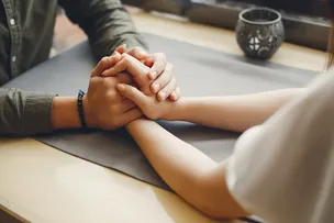 MULHERES DA GERAÇÃO Z PREFEREM HOMENS MAIS VELHOS; ENTENDA