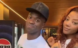 VINI JR CHEGA AO RIO APÓS VIAGEM AO CARIBE, DANÇA COM LUDMILLA E GANHA APELIDO DE ‘VIZINHO PREFERIDO’