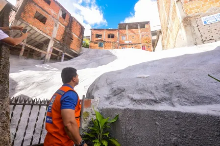 PREFEITURA ENTREGA NOVA PROTEÇÃO DE ENCOSTA NO PERO VAZ