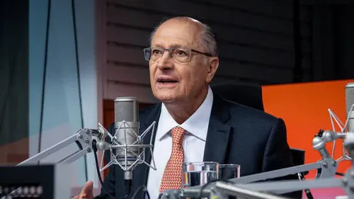 ALCKMIN CRITICA VIAGEM DE FLÁVIO BOLSONARO AOS EUA: “NÃO PRECISAMOS TER DOIS TRABALHANDO CONTRA”