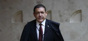 KASSIO NUNES MARQUES DETERMINA SUSPENSÃO DE PESQUISA QUE APONTOU QUEDA DE FLÁVIO BOLSONARO