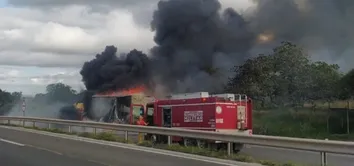 CARRETA PEGA FOGO E INTERDITA PARCIALMENTE TRECHO DA BR-116 NO INTERIOR DA BAHIA