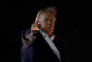 TRUMP AMEAÇA RETOMAR CAMPANHA DE BOMBARDEIOS SE IRÃ NÃO SE “COMPORTAR”