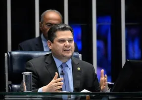 ALCOLUMBRE DESCARTA PRESSA NA PEC DO FIM DA ESCALA 6×1 E DEFENDE DEBATE NO SENADO