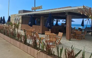 NOVO QUIOSQUE É INAUGURADO NA ORLA DE PITUAÇU E APOSTA EM GASTRONOMIA E LAZER À BEIRA-MAR